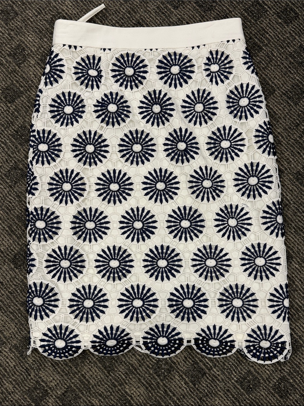 Antonio Melani White & Navy Embroidered Eyelet Pencil Skirt Size 0